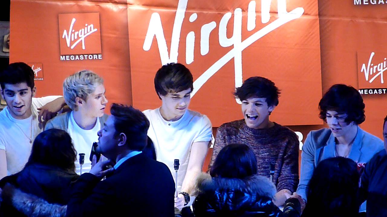 One Direction at Virgin Megastore ,Paris (10)