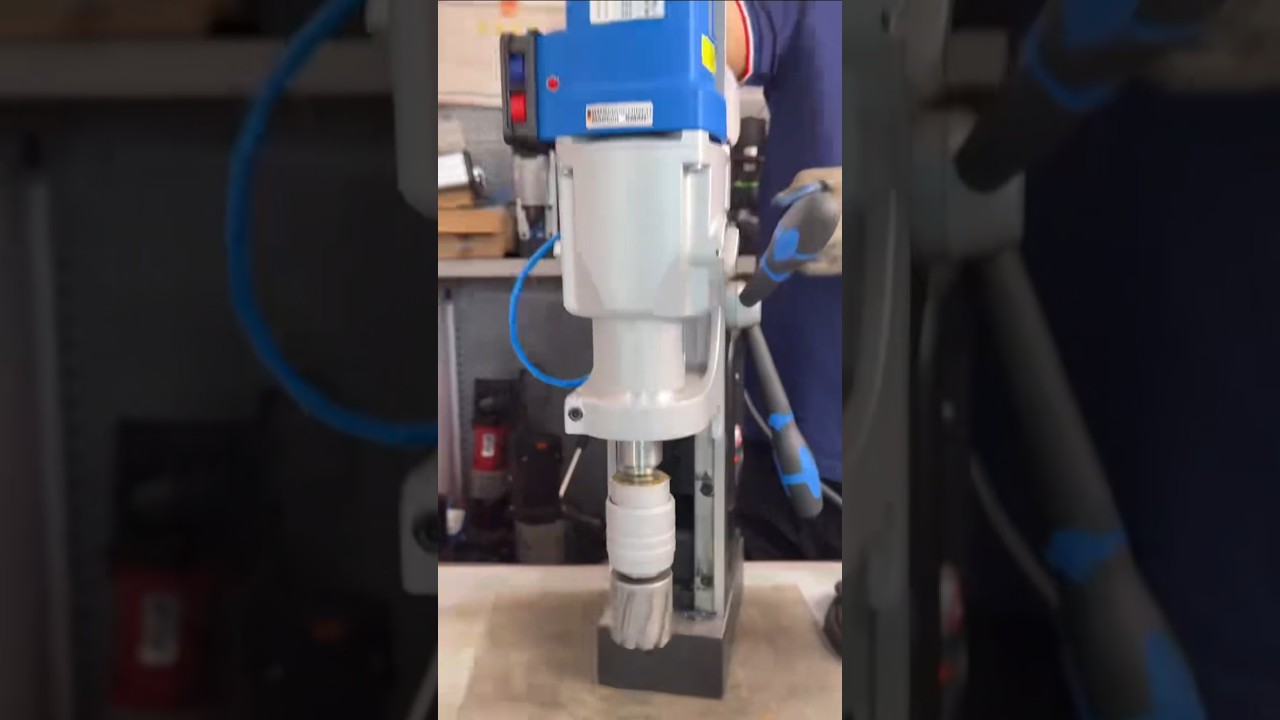 Магнитная дрель BDS825 оснащена встроенной системой охлаждения, обеспечивающей как прямое, так и ...