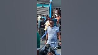 MWENDOKASI YAKAMATWA NA ASKARI  KWA KUJAZA RAIA WENGI HUKU VICHWA  WAMETOA NJE WAKISEMA 'HATUMTAKI'