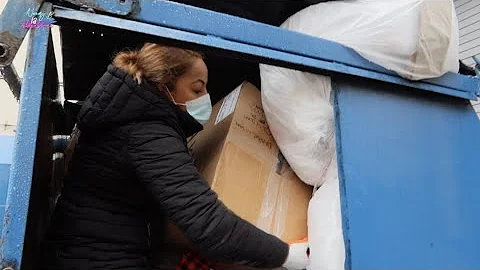 Enterrada En La BasuraEstaba lleno de cajas sellad...