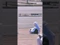 مدير مدرسه يكرم طالبا بعدما شاهده يقرا القران في الشارع