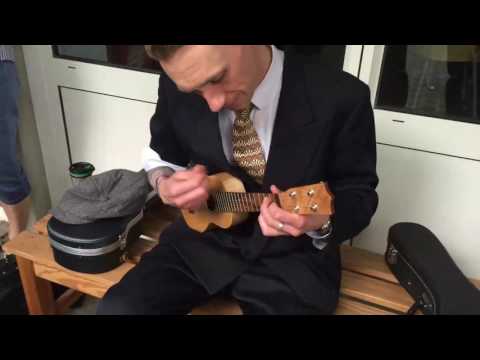 Ukulele Uff plays