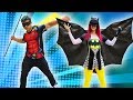 MALOUCOS FINGE BRINCAR de SUPER-HERÓI  E SALVA AMIGO DE UM RAIO - Pretend Play Super Hero