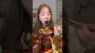 Dia Tak Bisa Berhenti Makan Bakso Cina Raksasa Yang Begitu Mengkilapnya Sdanaisdanai Ilegal 