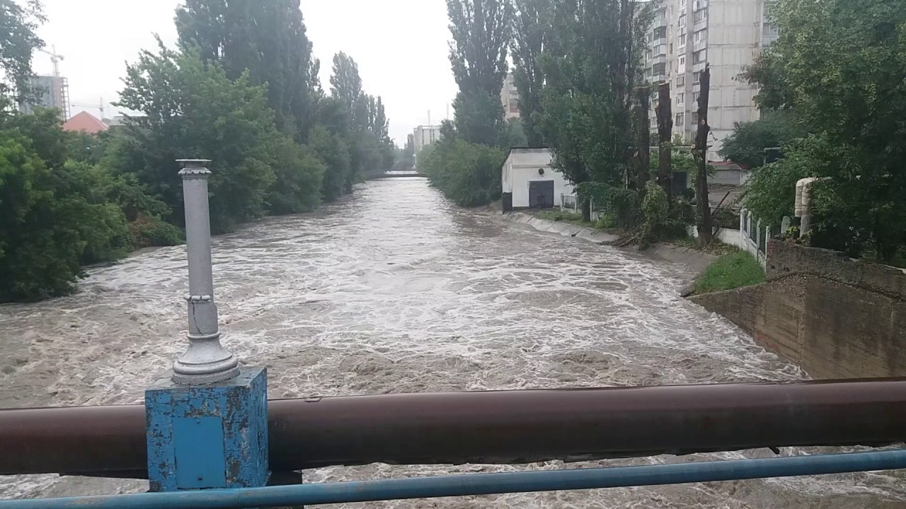 Почему нет воды в симферополе. Салгир наводнение. Салгир вышел из берегов. Салгир вышел из берегов Симферополь. Забор воды для Крымского канала.