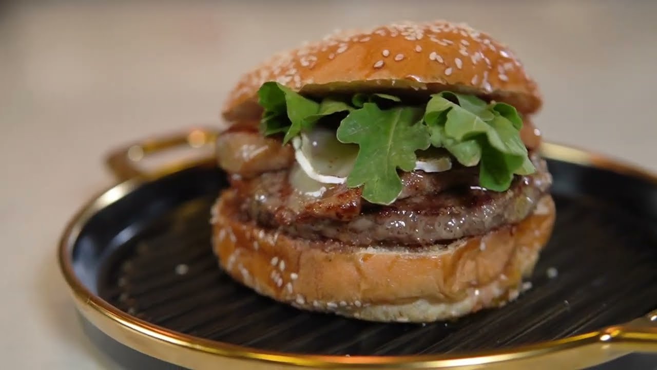 Hamburguesa wagyu y foie gras glaseado en mantequilla trufada y queso de cabra madurado #LaTiendita