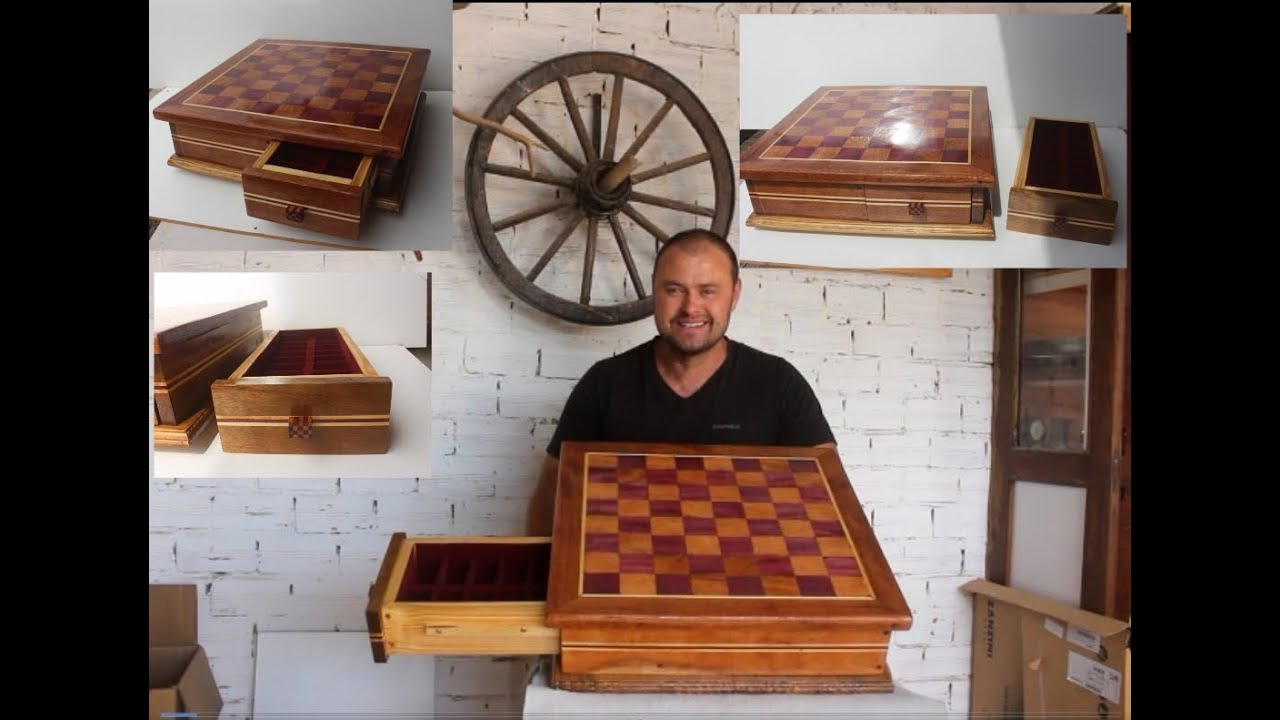 Um tabuleiro de xadrez com um grande pedaço de madeira e uma grande obra de  arte nele
