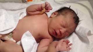 生後0日産まれたての可愛い赤ちゃんかわいいねIphone5で撮影