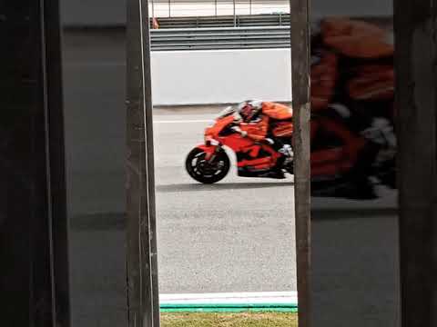 Video: MotoGP Suzuki GSX-RR Малайзияда кемчиликсиз редукторлорду чыгарды жана Маверик Виналеске бул жакты