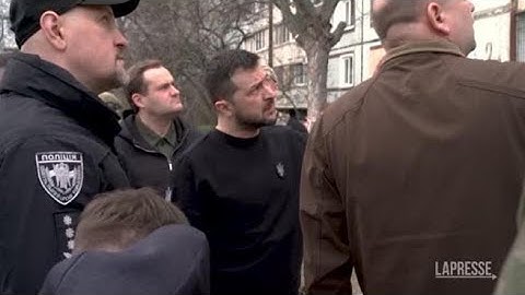 Zelensky in viaggio tra le città ucraine devastate: «La guerra ci ha cambiato»