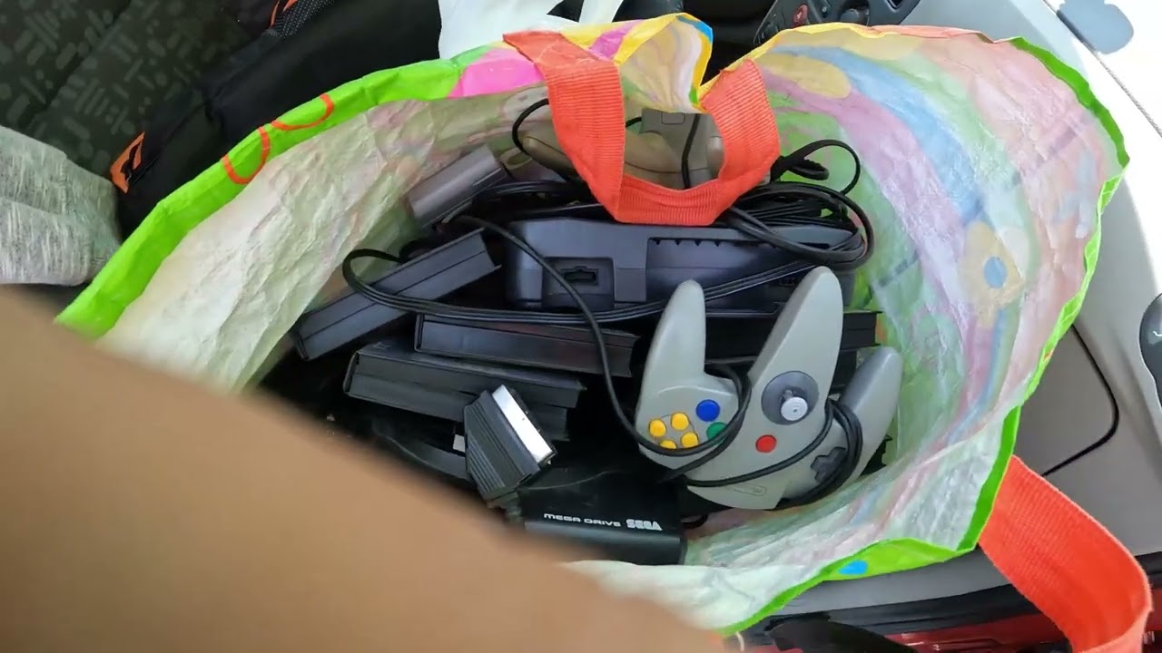 vide grenier avec console et jeux retro console en boite retro nintendo et sega