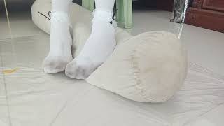 Asian Girl Trample Bolster In Dirty Frilly Socks 用肮脏的褶边袜践踏抱枕 汚れた靴下を履いたトランプルボルスター 더티 프릴 양말을 신은 트램플볼스터