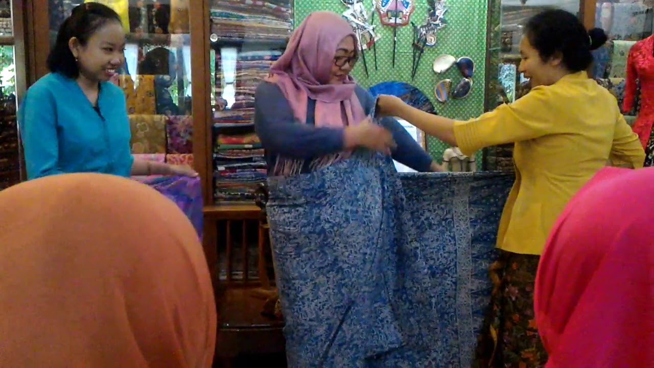 Tutorial Memakai Kain Batik Menjadi Rok Tanpa Peniti 
