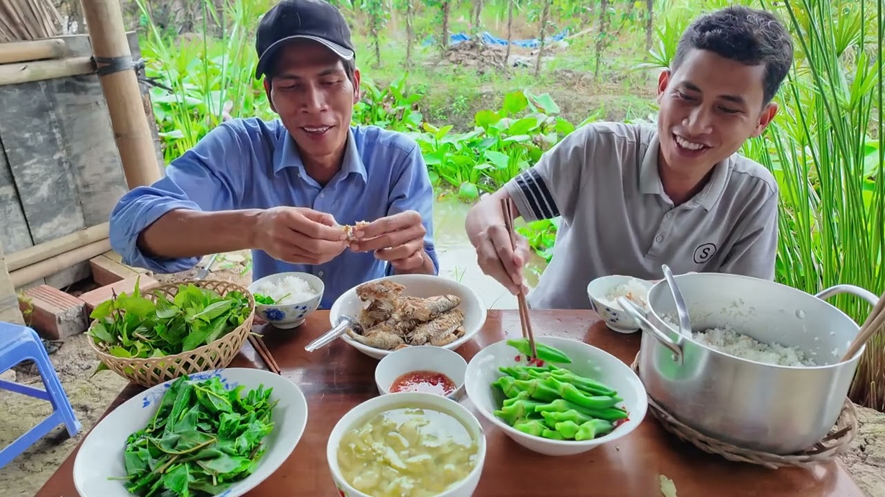 MỘT NGÀY NGOÀI ĐỒNG CHỈ CÓ CƠM VÀ RAU