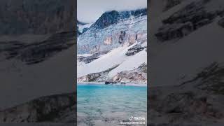 Hermosas montañas nevadas y hermoso lago. Hermosas montañas nevadas y hermoso lago.