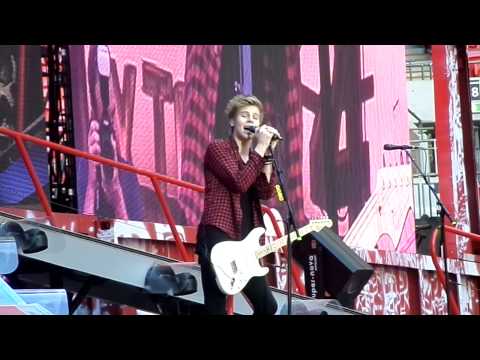 5 Seconds of Summer performing 'Amnesia'