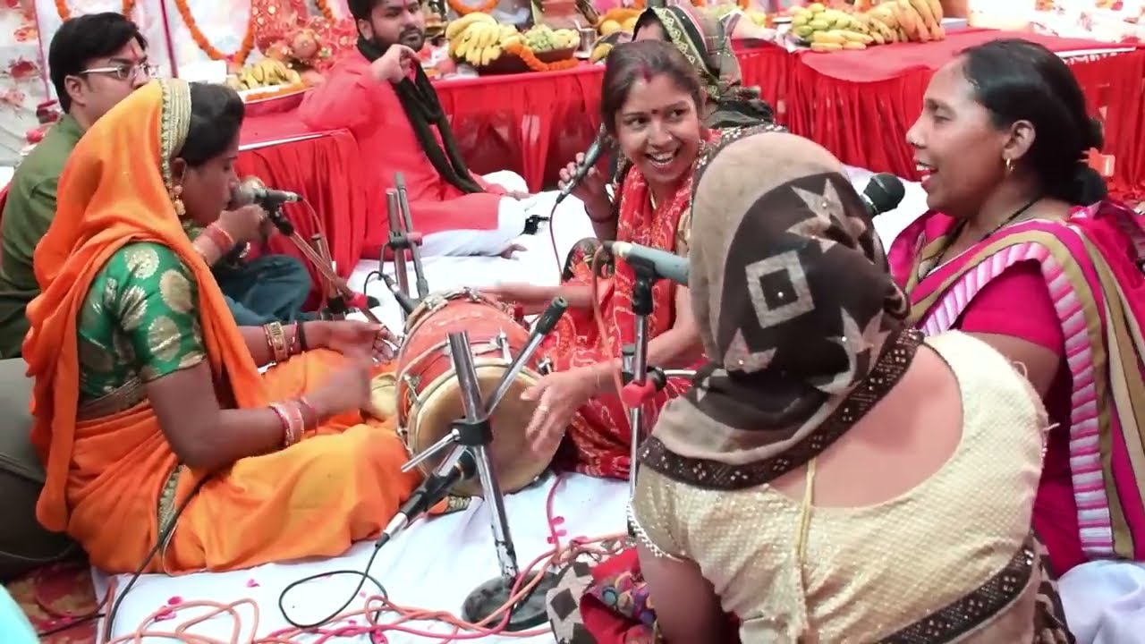 चुनरियाँ माँ की रेशमी कोई गोटा लगा दो रे ...(Bahut sundar devi bhajan )