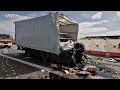 01.06.2023 - VN24 - Fahrerhaus wird bei LKW Unfall auf die Ladefläche gedrückt