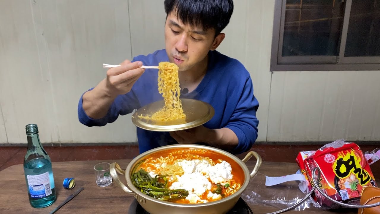 돈이 없어서 라면에 소주 마시는거 아닙니다.....