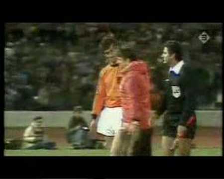 Dick Nanninga scoort in de finale van het WK 1978