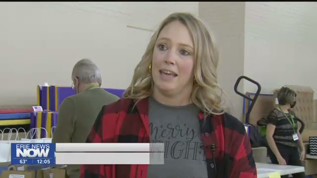 Harding Elementary Gives Holiday Gifts for Students