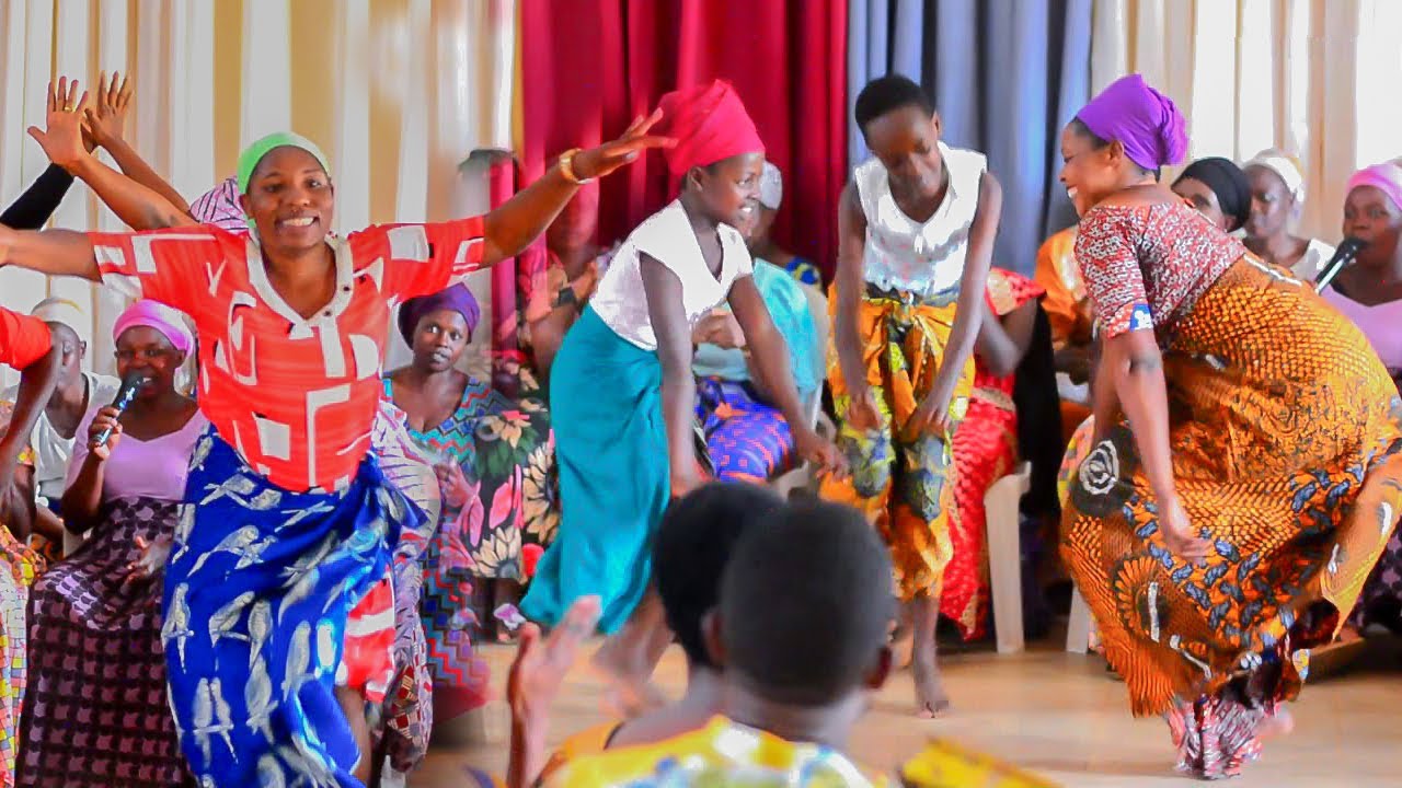 Wa mubyeyi ubyina ahanurira abantu twamugaruye! Iyo yakira Abashyitsi mu Rusengero abyina bidasanzwe