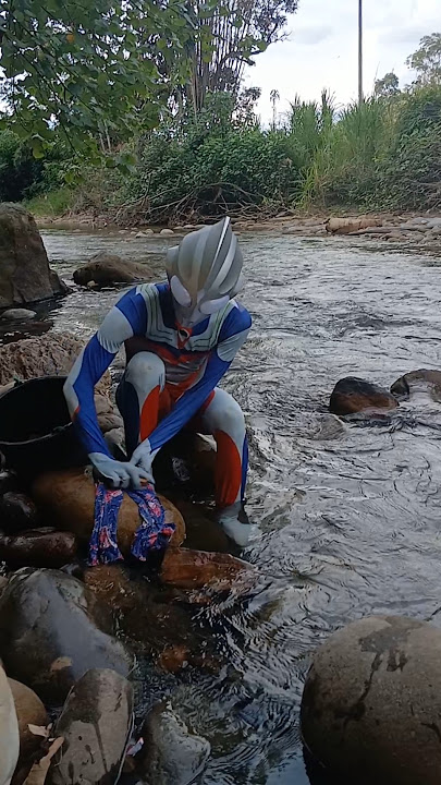 Ultraman nyuci baju #ultraman #parodi #nyuci #nyucibaju #shorts