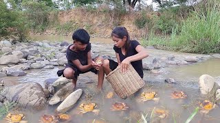 Survival in forest: Catch crab in river for survival food - Cooking crab with chili sauce for dinner