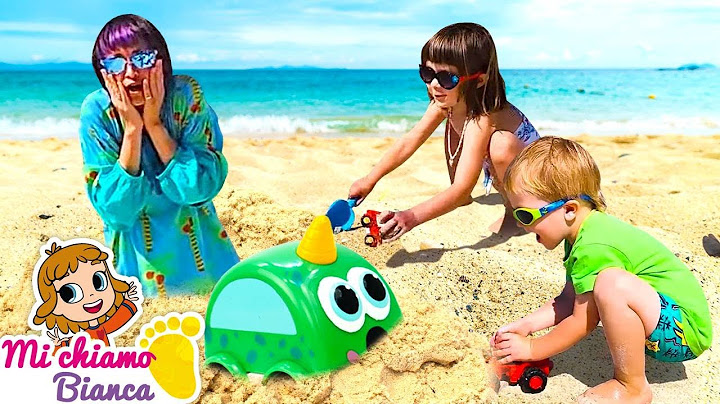 Giochi con la sabbia al mare. Dove sono le macchinine? La bambina Bianca e il suo fratellino