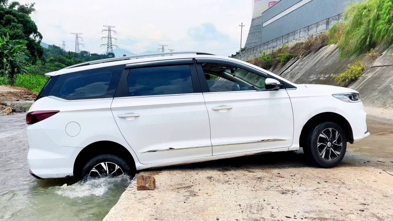 The rear wheel unexpectedly fell off a curb, and one person got out of trouble in seconds.