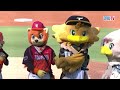 05/24 統一 VS 台鋼 賽前，TAKAO在澄清湖球場回贈親手繪製的球衣給萊恩，以及準備胡椒罐要吃魚頭君!