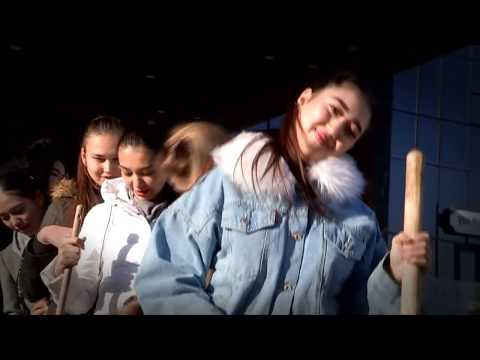 Девушки из проекта "Мисс Шымкент-2018" вышли на улицы Шымкента с метлами