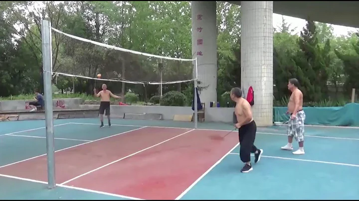 Incredible! Chinese seniors show off diabolo-badminton skills - DayDayNews