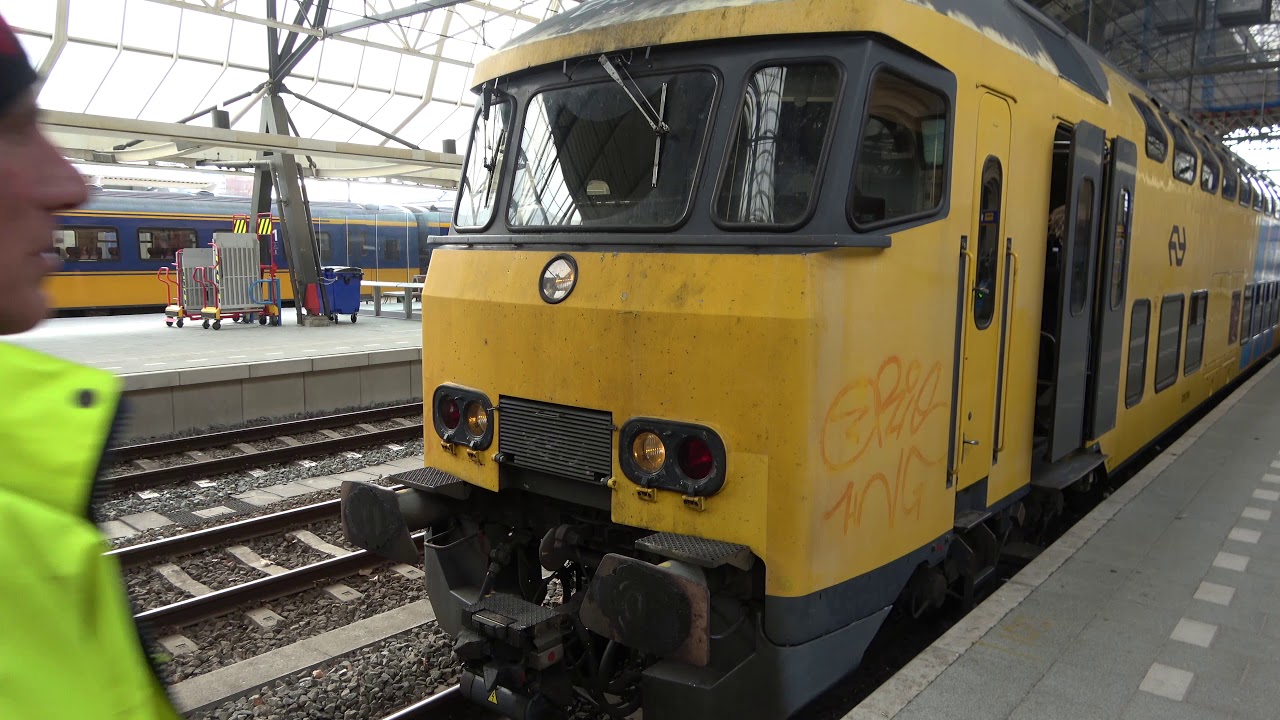 NS E-Loc 1733+DD-AR 7314 koppelt aan 1766+7317 en vertrekken van station Zwolle