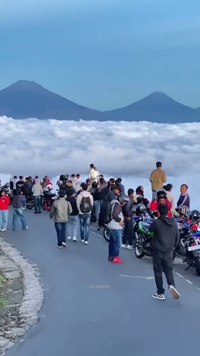 Telomoyo kabupaten Semarang dan Magelang negeri diatas awan.