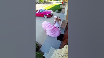 Doorbell cam: lipstick check… then POOF 💋🩷 (caught on ring camera)