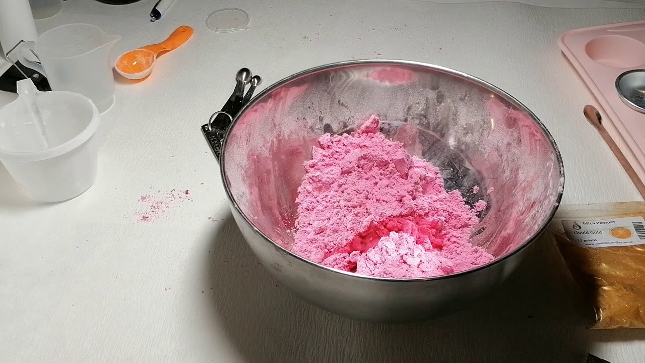 How to Make Foaming &Bubbly Bath Bombs Without SLSA (Recipe Included) 