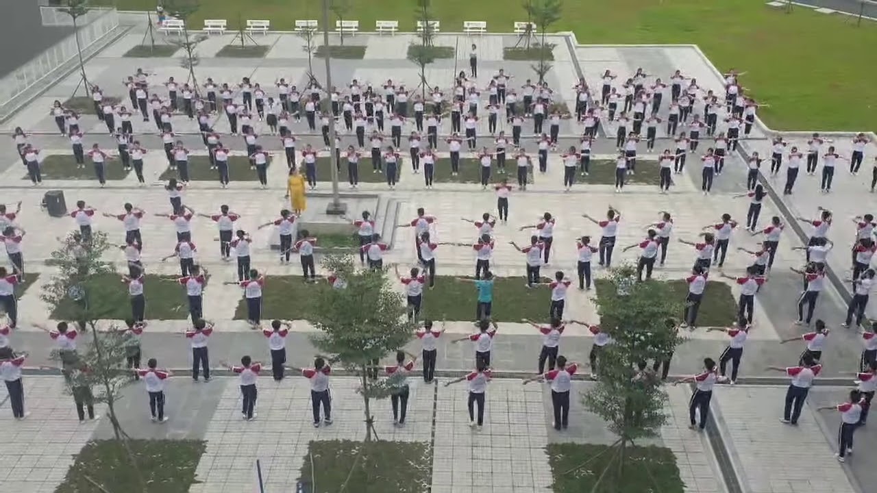 Thể dục giữa giờ HS Trường THPT Nguyễn Thị Minh Khai