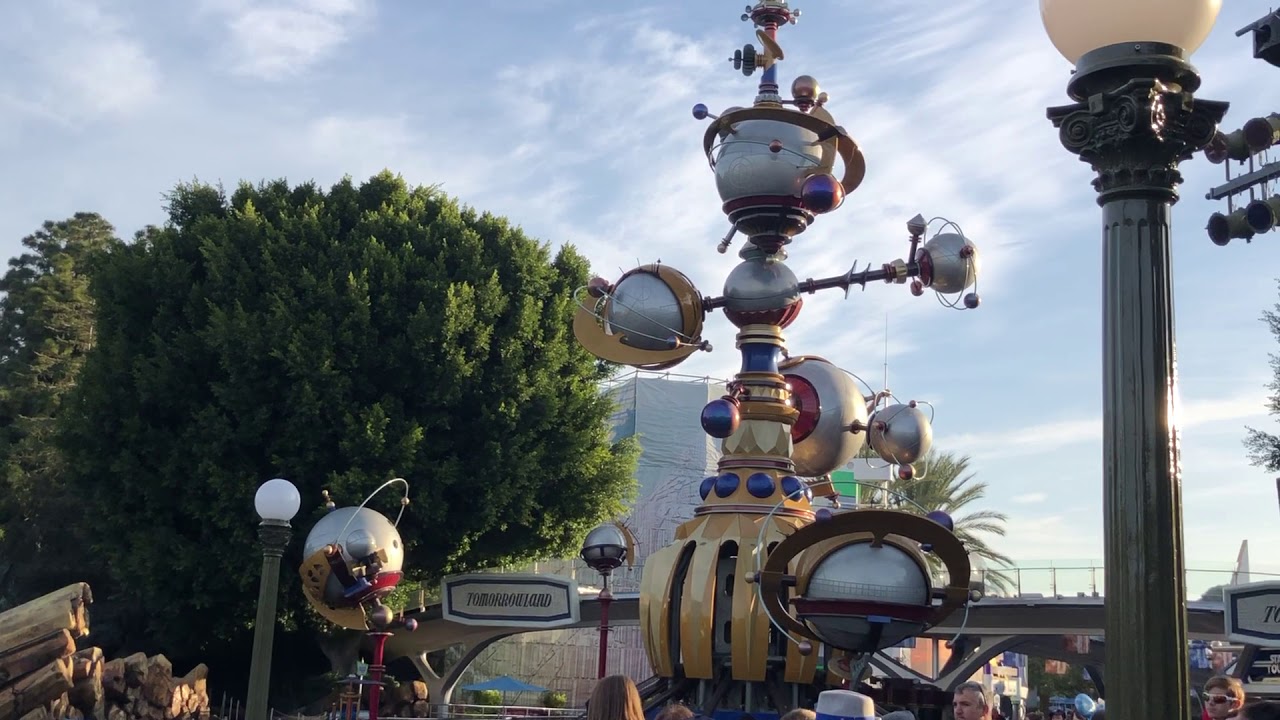 Rope Drop at Disneyland During the Holidays YouTube