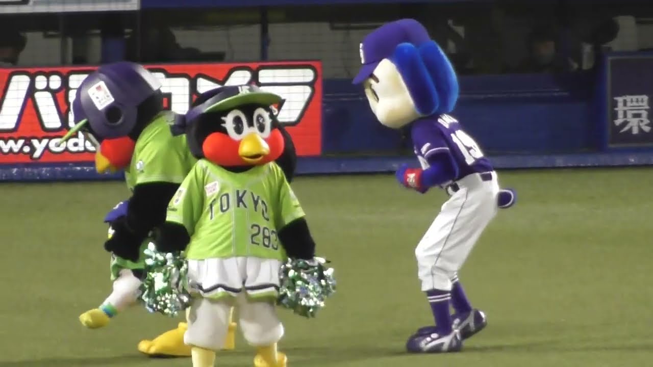 場内爆笑!!ドアラに直撃するつば九郎の空中くるりんぱ 2022.04.06 プロ