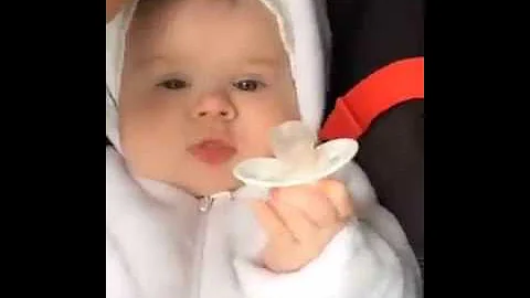 طفل جميل يستيقظ من النوم