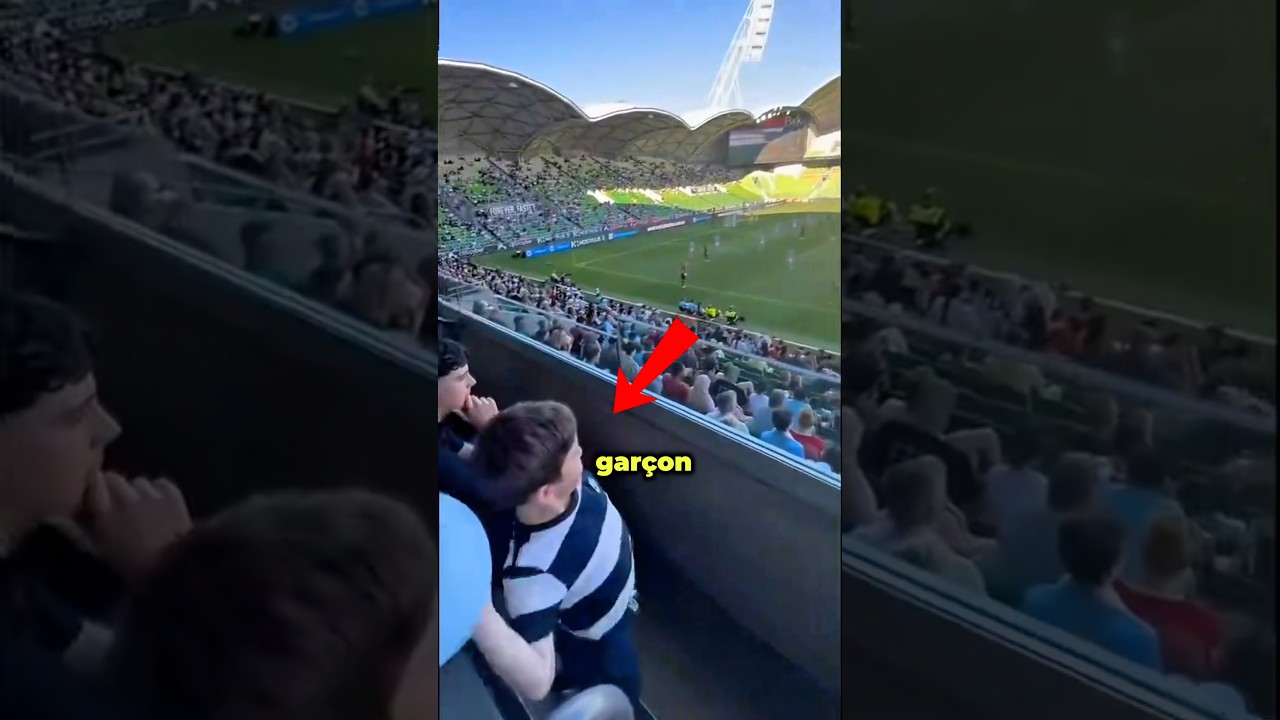 Ce garçon a fait le lancer le plus chanceux de toute sa vie 😱 #FootballMoment #FaitsIncroyables