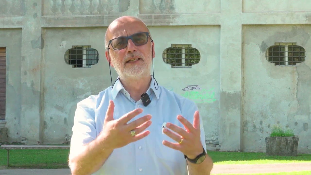 2/9. Depone tutti i vestiti e li restituisce al padre / Er legt alle Kleidungsstücke ab...