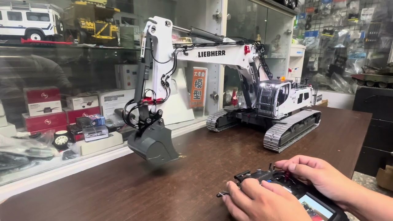 RC1/14 Liebherr R 960 Demolition - YouTube