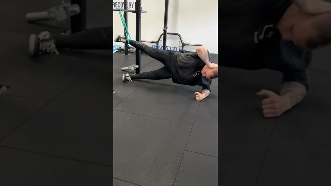 Стоя в БОКОВОЙ ПЛАНКЕ, приведение ноги в натянутой резине