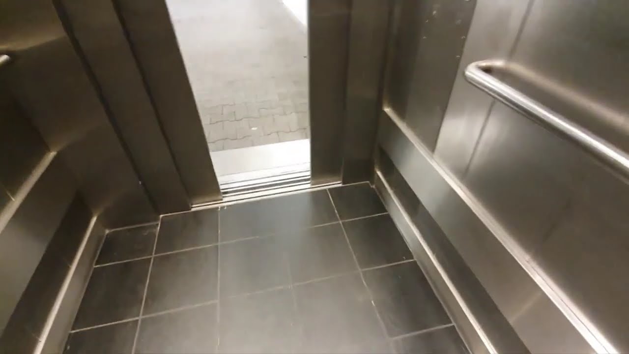 Janzhoff Aufzüge Baujahr 2006 bei EDEKA Gronemann in Castrop Rauxel.