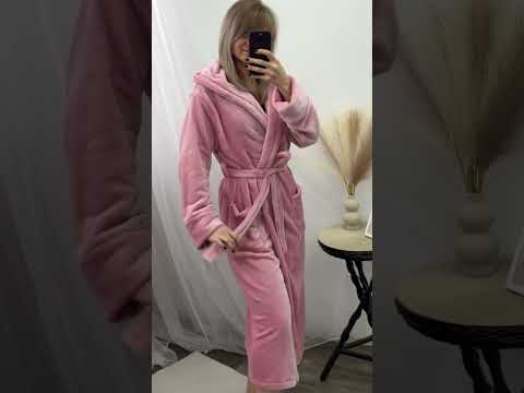Довгий теплий плюшевий халат з капюшоном — м’який, пухнастий, рожева пудра, універсальний розмір, відео 1