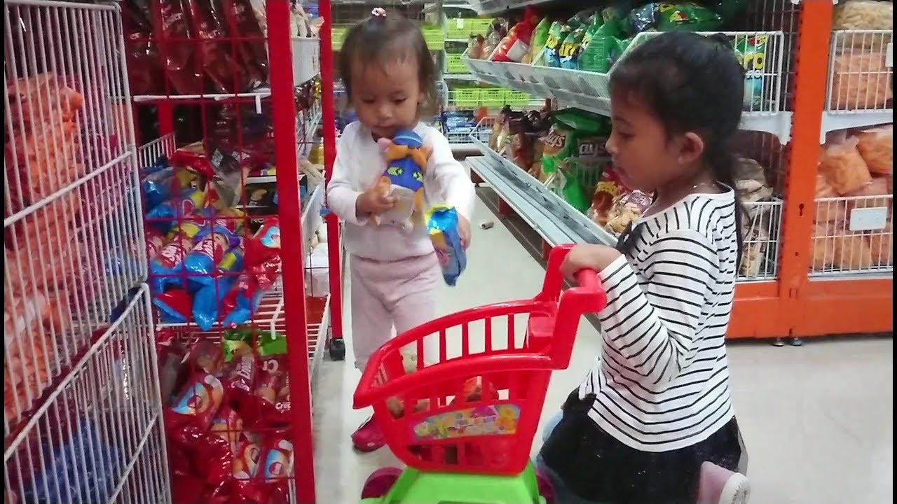 Balita Lucu Belanja Menggunakan Keranjang Mainan - Trolley toys for Kids - Kids shopping. 