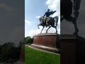 تمثال تيمورلانك الاوزبكي التركي التتري في طشقند الذي نسب نفسه لجنكيز خان المغولي 