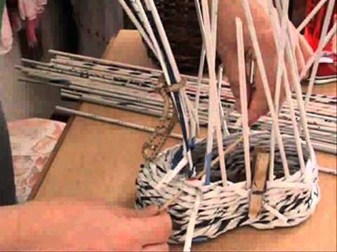 Видео: Как да усукате тръби за вестници за тъкане
